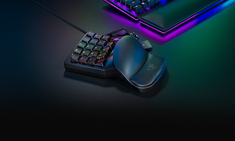 Original Razer Tartarus Pro with its directional pad and scroll wheel